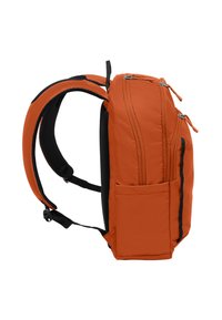 Oranje rugzak met een slank ontwerp, gevoerde schouderbanden en twee ritscompartimenten. Bevat een zijvak voor accessoires.