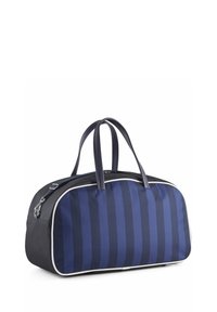 Blå og sortstribet rejsetaske med sorte håndtag og hvide kantdetaljer, vist mod en hvid baggrund.