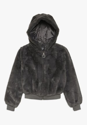 Kurtka z futra ekologicznego w ciemnoszarym kolorze z kapturem, ściągaczami na mankietach i u dołu, zamkiem błyskawicznym z przodu oraz okrągłym uchwytem zamka. Miękka, pluszowa faktura.
