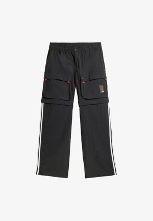 Čierne cargo nohavice s elastickým pásom, dvoma veľkými prednými vreckami, červenými akcentmi a bielymi bočnými pruhmi. Vyrobené z ľahkej textílie.
