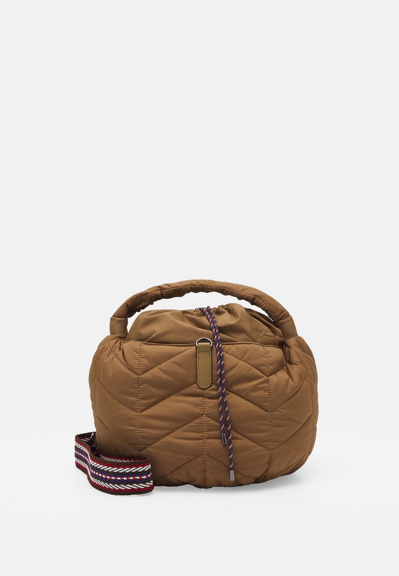 Sac à main en tissu matelassé marron avec poignée rembourrée, fermeture à cordon et bandoulière rayée détachable sur fond blanc.