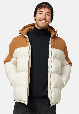 Chaqueta tipo puff con un cuerpo color crema y hombros marrones, que cuenta con cierre de cremallera, capucha y puños acanalados. Textura suave con detalles acolchados.