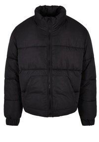 Chaqueta acolchada negra con cuello alto, cremallera frontal, puños elásticos y dos bolsillos laterales; presenta costuras horizontales para dar forma y textura.