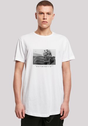 Weißes Baumwoll-T-Shirt mit einem schwarz-weißen Grafikdesign von zwei Figuren neben einem vintage Batmobile, mit dem Text "BATMOBILE" darunter.