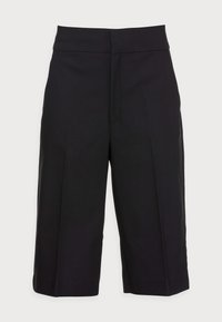 Černé šitá na míru šortky s vysokým pasem a délky ke kolenům, s plochým předním dílem a rovním zakončením na bílém pozadí.