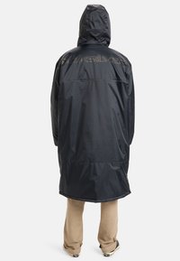 Zwarte waterdichte lange jas met capuchon, beschikt over een reflecterend logo op de achterkant, gemaakt van glad synthetisch materiaal, met een comfortabele pasvorm.