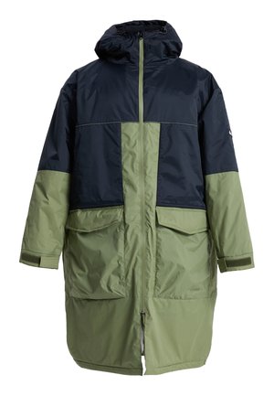 Parka longue en bleu marine et vert olive, avec fermeture éclair à l'avant, capuche, grandes poches avant et poignets ajustables. Texture mat et matelassée.