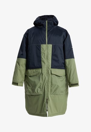 Parka longue en bleu marine et vert olive, avec fermeture éclair à l'avant, capuche, grandes poches avant et poignets ajustables. Texture mat et matelassée.