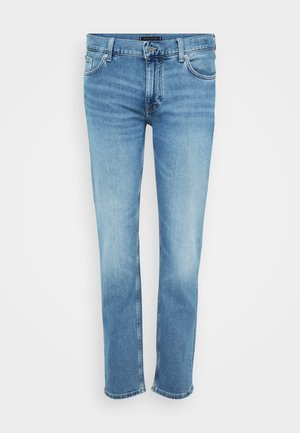 Jeans de denim de pierna recta en azul claro, con bolsillos frontales y para monedas, trabillas para cinturón y cierre de botón.