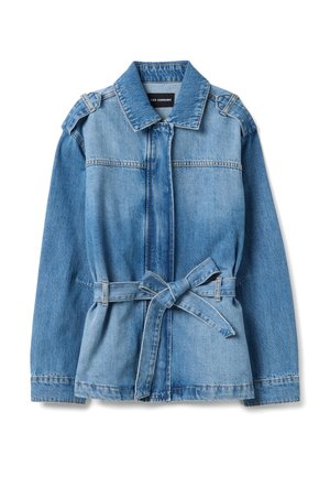 Giacca di jeans azzurra chiara con maniche lunghe, cintura anteriore da annodare, spalline e colletto, distesa su uno sfondo bianco.