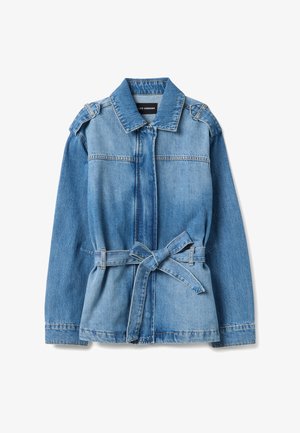 Chaqueta vaquera azul claro con mangas largas, cinturón para atar delante, hombreras y cuello, extendida sobre un fondo blanco.