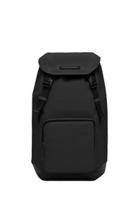 Sac à dos noir en tissu texturé, doté d'une fermeture enroulable, d'une poche avant zippée, de bretelles réglables et de quelques accents matériels minimalistes.