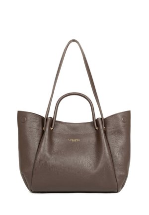 Borsa tote in pelle marrone scuro con texture, con due lunghe tracolle e due manici corti, logo dorato del marchio al centro davanti.