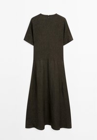 Dunkelolivgrünes Kleid mit kurzen Ärmeln, einem schwingenden Rock, strukturiertem Stoff und einem Reißverschluss auf der Rückseite. Schlichtes A-Linien-Design.