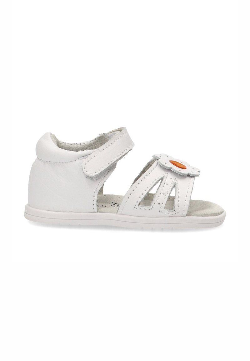 Sandalia de cuero blanca con diseño abierto, correa ajustable y decoración en forma de margarita con un centro naranja. Suela texturizada para mejor agarre.