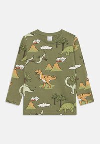 Maglietta a maniche lunghe verde con stampa di dinosauro e vulcano, decorata con palme, nuvole e vari disegni di dinosauri in colori contrastanti.