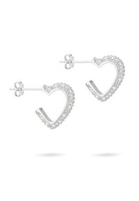 Orecchini a forma di cuore in argento decorati con cristalli trasparenti, caratterizzati da un design curvo e aperto e chiusura a farfalla per un fissaggio sicuro.
