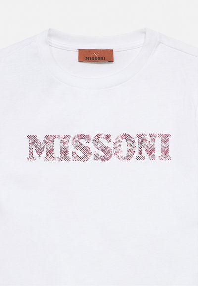 Valge ümarkaelusega T-särk, millel on punased ja roosad strasskirjad sõnaga "MISSONI" rinnal ning pruun silt krae sees.