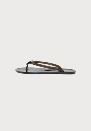 Czarna płaska klapka typu flip-flop z cienkimi paskami i małą kokardką na pasku między palcami, pokazana z boku na białym tle.