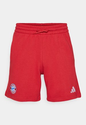 Czerwone sportowe szorty z miękkiego, oddychającego materiału. Posiadają elastyczny pas z troczkiem, logo FC Bayern München oraz branding Adidas.