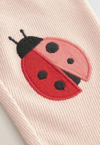 Išsiuvinėtas kurios varlytės dizainas ant banguoto rožinio audinio, su raudonomis ir rožinėmis dalimis bei juodomis dėmelėmis ir antenomis.