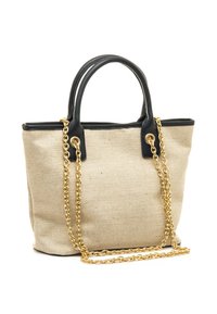 Bolso tote de lona beige con detalles en cuero negro y dos asas superiores. Incluye una correa de cadena dorada y herrajes metálicos para sujeción.