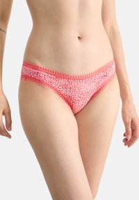 Rosa und weiße gemusterte Bikiniunterwäsche mit Spitzenbesatz, im niedrigen Schnitt und aus weichem Material. Das Design umfasst abstrakte Formen auf der gesamten Fläche.