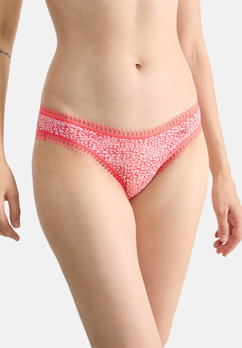 Rosa und weiße gemusterte Bikiniunterwäsche mit Spitzenbesatz, im niedrigen Schnitt und aus weichem Material. Das Design umfasst abstrakte Formen auf der gesamten Fläche.