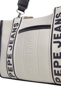 Kangaslaukku off-white värissä mustilla yksityiskohdilla. Ominaisuuksina teksturoitu pinta, säädettävä olkahihna ja tiheät "PEPE JEANS" -brändäys suurella fontilla.