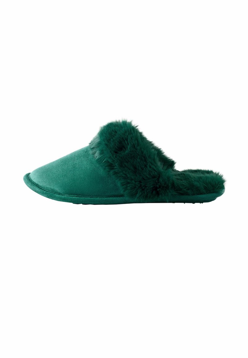 Grüne Hausschuhe mit einem weichen, flauschigen Schaft und einem glatten, samtigen Obermaterial. Die Form ist rund mit einer flachen Sohle und ohne sichtbare Beschläge.