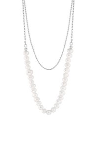 Parelketting met twee kettingen; de ene is een dunne zilveren ketting, de andere bevat witte parels in verschillende maten en vormen.