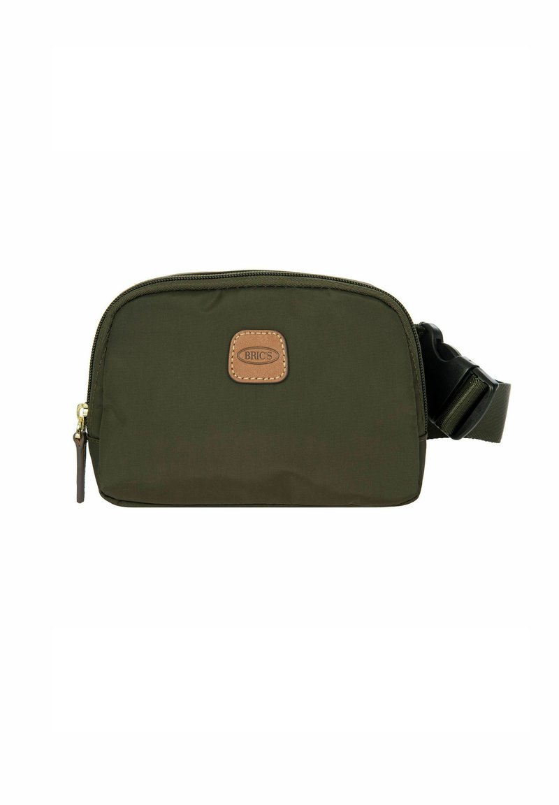 Pochette verde oliva realizzata in materiale durevole, con una finitura testurizzata, chiusura superiore con zip e un dettaglio in pelle marrone chiaro con logo. Inclusa una tracolla regolabile.
