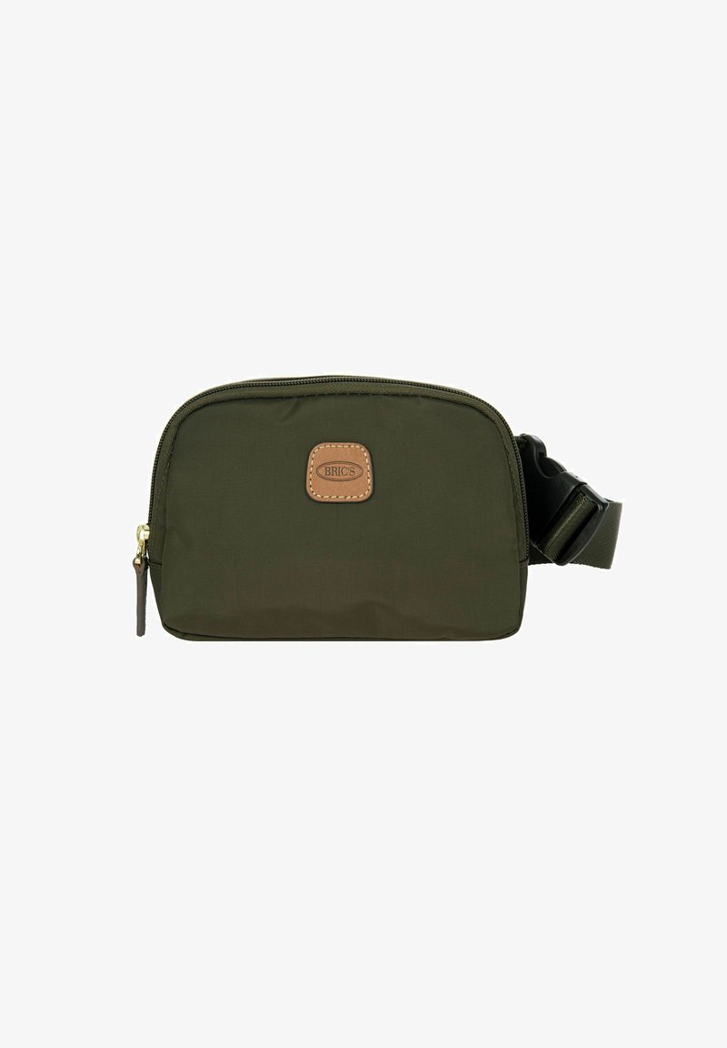 Pochette verde oliva realizzata in materiale durevole, con una finitura testurizzata, chiusura superiore con zip e un dettaglio in pelle marrone chiaro con logo. Inclusa una tracolla regolabile.