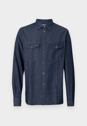 Camisa de mezclilla oscura de manga larga con cuello abotonado, dos bolsillos en el pecho y botones marrones en contraste. Textura suave y corte regular.