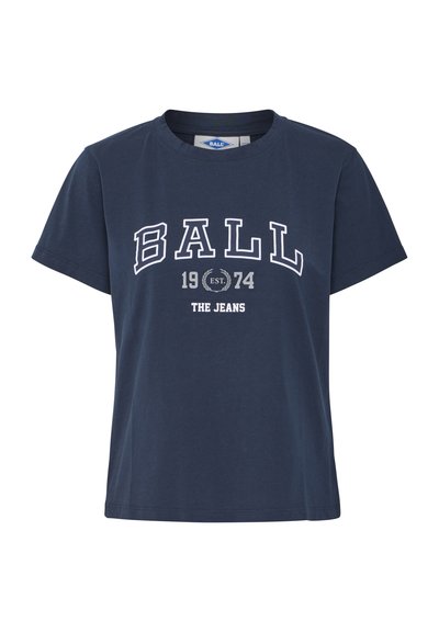 Tricou din bumbac bleu marin cu mâneci scurte, guler rotund și text imprimat alb care spune "BALL 1974 EST. THE JEANS." Fără modele sau accente.