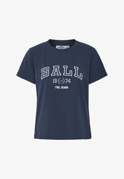 Tricou din bumbac bleu marin cu mâneci scurte, guler rotund și text imprimat alb care spune "BALL 1974 EST. THE JEANS." Fără modele sau accente.