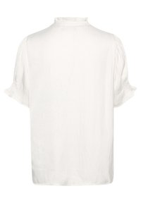Blouse blanche à manches courtes avec col à volants et poignets élastiqués, vue de dos sur fond blanc.