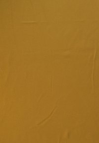 Tessuto giallo senape, texture liscia, leggermente stropicciato. Colore uniforme senza motivi o accenti visibili. Materiale leggero e flessibile.