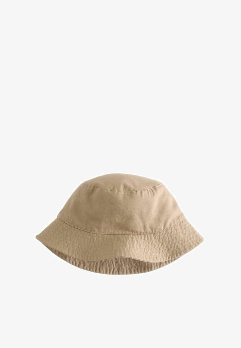 Chapeau seau en coton beige avec des coutures surpiquées et un large bord incliné vers le bas, isolé sur fond blanc.