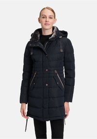 Giubbotto imbottito navy con cappuccio foderato in pelliccia sintetica, tasche con cerniera e dettagli in metallo marrone. Presenta un design trapuntato e testurizzato.