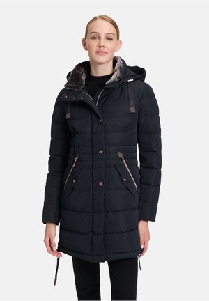 Marineblauwe pufferjack met een faux fur gevoerde capuchon, met rits afgesloten zakken en bruine hardware accenten. Heeft een gestructureerd, doorgestikt ontwerp.