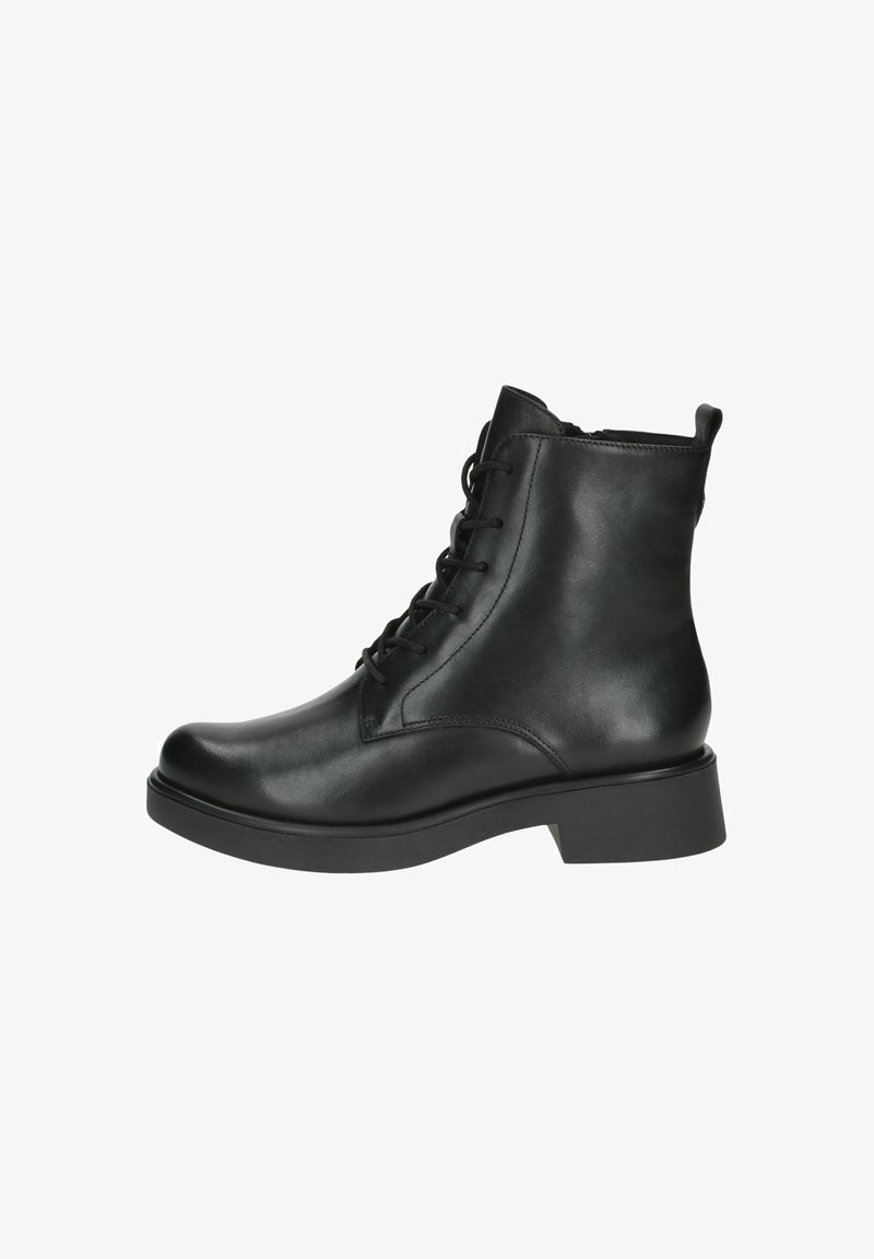 Juodas odinis kulkšninis botas su apvaliu pirštu, raišteliais priekyje ir kukliu blokuotu kulnu. Sklandus paviršius ir minimalus siuvimo detalės.