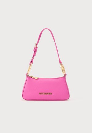 Borsa a mano in pelle rosa con finitura testurizzata, dettagli dorati, tracolla regolabile e logo in rilievo sulla parte anteriore. Forma compatta e rettangolare.