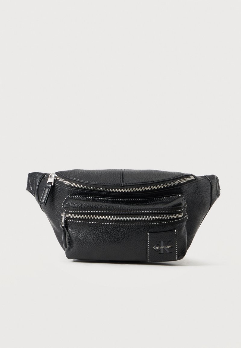 Μαύρη δερμάτινη τσάντα μέσης Calvin Klein με δύο ασημένιες θήκες με φερμουάρ και ρυθμιζόμενο ιμάντα.