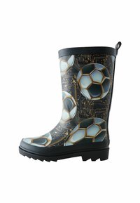 Botte de pluie en caoutchouc noir avec un motif de ballon de football et un design de circuit en accents verts et dorés. Dotée d'une semelle texturée et d'une poignée.