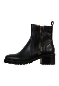 Botines de cuero negro hasta el tobillo con una cremallera lateral, parte superior texturizada, tacón cuadrado y suela robusta. Cuenta con una lengüeta en la parte posterior para facilitar el uso.
