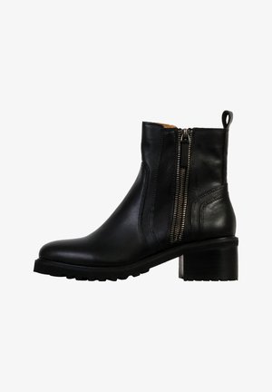 Stivaletti neri in pelle con cerniera laterale, superiore testurizzato, tacco a blocco e suola robusta. Presentano un tassello sul retro per una facile indossabilità.