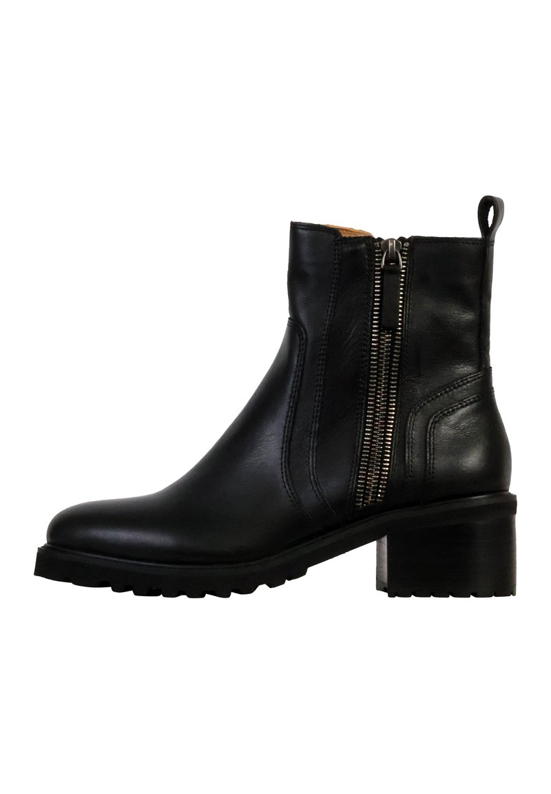 Botines de cuero negro hasta el tobillo con una cremallera lateral, parte superior texturizada, tacón cuadrado y suela robusta. Cuenta con una lengüeta en la parte posterior para facilitar el uso.