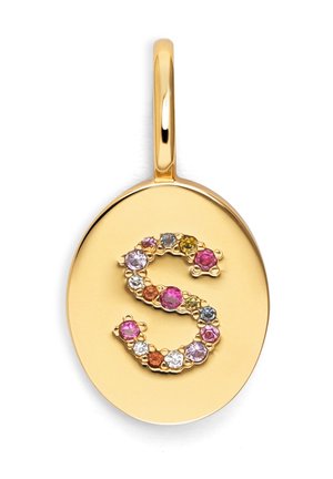 Colgante ovalado de oro con una "S" estilizada adornada con piedras preciosas de colores, incluyendo piedras rosas, moradas y transparentes.