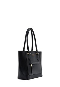 Sac fourre-tout en cuir synthétique noir avec quincaillerie en ton or, poignées doubles et poche zippée à l'avant. Texture lisse et forme structurée.